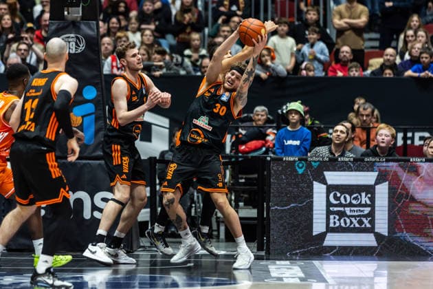 GER, easy-Credit Basketball-Bundesliga, Niners Chemnitz - RASTA Vechta. 04.01.2026, Messe, Chemnitz, GER, easy-Credit Basketball-Bundesliga, Niners Chemnitz - RASTA Vechta. Booker Coplin (RASTA Vechta 30) im Kampf um den Ball Foto Alexander Trienitz Chemnitz Messe Sachsen Deutschland