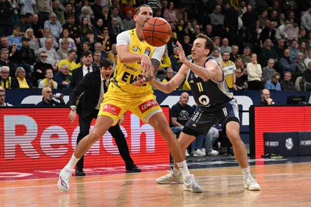 GER, Basketball, easy Credit- BBL, EWE Baskets Oldenburg vs ALBA Berlin 04.01.2026, EWE Arena, Oldenburg, GER, easy Credit-BBL, EWE Baskets Oldenburg vs ALBA Berlin, im Bild Tomislav ZUBCIC ( EWE Baskets Oldenburg 33 ) Moses WOOD ( ALBA Berlin 11 )