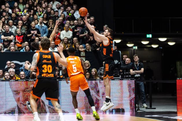 GER, easy-Credit Basketball-Bundesliga, Niners Chemnitz - RASTA Vechta. 04.01.2026, Messe, Chemnitz, GER, easy-Credit Basketball-Bundesliga, Niners Chemnitz - RASTA Vechta. Linus Trettin (RASTA Vechta 15) Foto Alexander Trienitz Chemnitz Messe Sachsen Deutschland