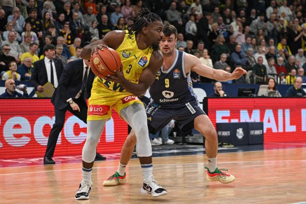 GER, Basketball, easy Credit- BBL, EWE Baskets Oldenburg vs ALBA Berlin 04.01.2026, EWE Arena, Oldenburg, GER, easy Credit-BBL, EWE Baskets Oldenburg vs ALBA Berlin, im Bild Chris CLEMONS ( EWE Baskets Oldenburg 3 ) Jonas MATTISSECK( ALBA Berlin 9 )
