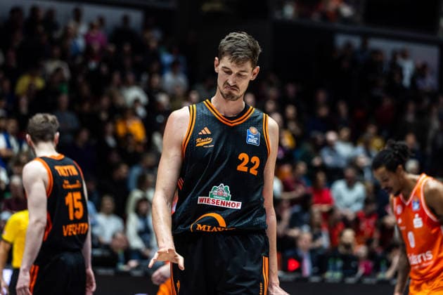 GER, easy-Credit Basketball-Bundesliga, Niners Chemnitz - RASTA Vechta. 04.01.2026, Messe, Chemnitz, GER, easy-Credit Basketball-Bundesliga, Niners Chemnitz - RASTA Vechta. Tibor Pleiß Tibor Pleiss (RASTA Vechta 22) enttäuscht Foto Alexander Trienitz Chemnitz Messe Sachsen Deutschland