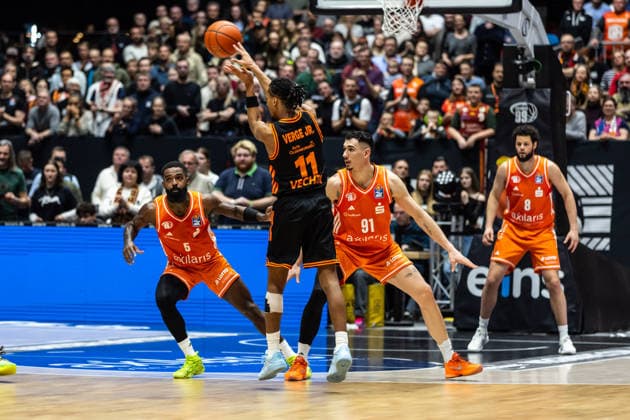 GER, easy-Credit Basketball-Bundesliga, Niners Chemnitz - RASTA Vechta. 04.01.2026, Messe, Chemnitz, GER, easy-Credit Basketball-Bundesliga, Niners Chemnitz - RASTA Vechta. Alonzo Verge Jr. (RASTA Vechta 11) Foto Alexander Trienitz Chemnitz Messe Sachsen Deutschland