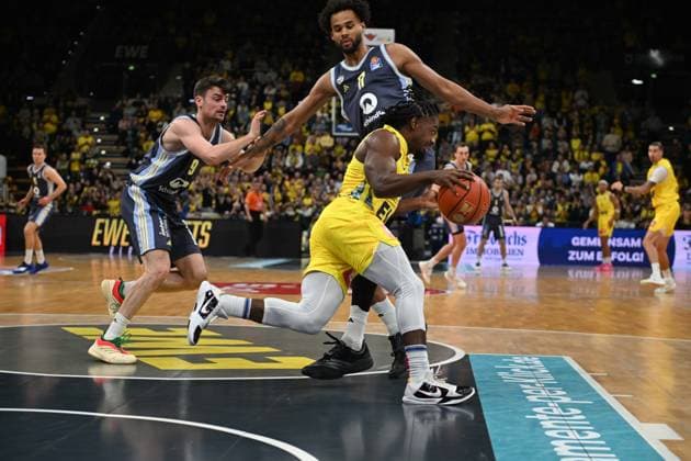 GER, Basketball, easy Credit- BBL, EWE Baskets Oldenburg vs ALBA Berlin 04.01.2026, EWE Arena, Oldenburg, GER, easy Credit-BBL, EWE Baskets Oldenburg vs ALBA Berlin, im Bild Chris CLEMONS ( EWE Baskets Oldenburg 3 ) EX-Oldenburger Norris AGBAKOKO ( ALBA Berlin 17 ) Jonas MATTISSECK( ALBA Berlin 9 )
