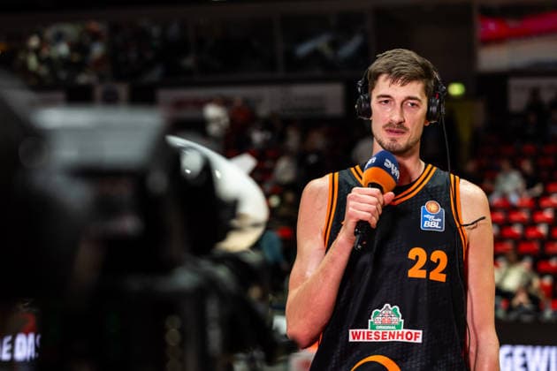 GER, easy-Credit Basketball-Bundesliga, Niners Chemnitz - RASTA Vechta. 04.01.2026, Messe, Chemnitz, GER, easy-Credit Basketball-Bundesliga, Niners Chemnitz - RASTA Vechta. Tibor Pleiß Tibor Pleiss (RASTA Vechta 22) beim Interview Foto Alexander Trienitz Chemnitz Messe Sachsen Deutschland