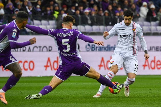 Martin Ismael Payero (Cremonese) thwarted by during ACF Fiorentina vs US Cremonese, Italian soccer Serie A match in Florence, Italy, January 04 2026  Copyright: xFabioxFagiolini IPAxSportx xipa-agency.netx xx IPA_69681724 IPA_Agency_IPA69681724