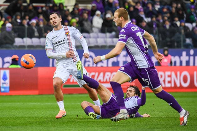 CALCIO - Serie A - ACF Fiorentina vs US Cremonese Federico Bonazzoli (Cremonese) thwarted by Luca Ranieri (Fiorentina) during ACF Fiorentina vs US Cremonese, Italian soccer Serie A match in Florence, Italy, January 04 2026 Florence Italy  Copyright: xIPAxSport ABACAx