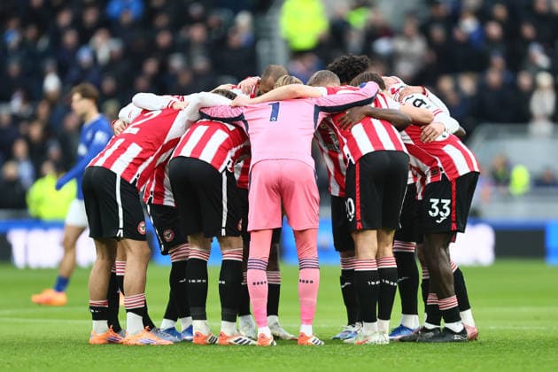 Brentford team huddle Everton v Brentford, Premier League, Football, Hill Dickinson Stadium, Liverpool, UK - 04 Jan 2026Liverpool Hill Dickinson Stadium United Kingdom EDITORIAL USE ONLY No use with unauthorised audio, video, data, fixture lists, club league logos or live services. Online in-match use limited to 120 images, no video emulation. No use in betting, games or single club league player publications. Copyright: xPhilxOldham Shutterstockx 16220528m