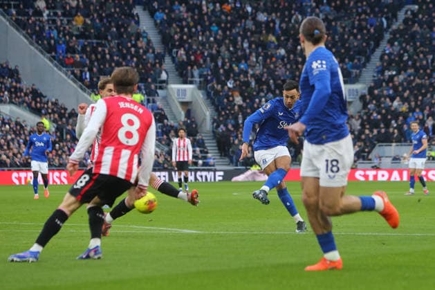 Dwight McNeil of Everton shoots Everton v Brentford, Premier League, Football, Hill Dickinson Stadium, Liverpool, UK - 04 Jan 2026Liverpool Hill Dickinson Stadium United Kingdom EDITORIAL USE ONLY No use with unauthorised audio, video, data, fixture lists, club league logos or live services. Online in-match use limited to 120 images, no video emulation. No use in betting, games or single club league player publications. Copyright: xPhilxOldham Shutterstockx 16220528s