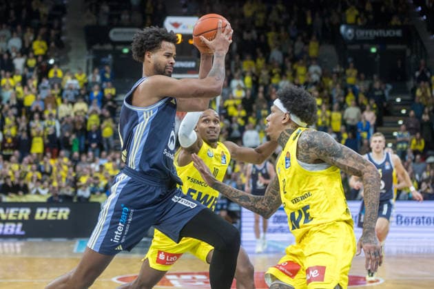 Oldenburg, Niedersachsen, DEU, 04.01.2026, Norris Agbakoko (links, Alba Berlin), James Woodard (Mitte, EWE Baskets Oldenburg) und Michale Kyser (rechts, EWE Baskets Oldenburg). EWE Baskets Oldenburg vs. Alba Berlin. Basketball. 1. Basketball-Bundesliga Saison 2025 2026, 14. Spieltag, Grosse EWE Arena. EWE Baskets Oldenburg vs. Alba Berlin