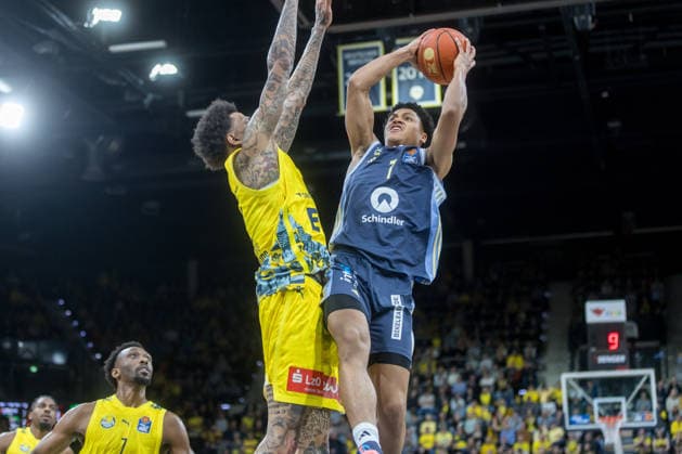 O1ldenburg, Niedersachsen, DEU, 04.01.2026, Jack Kayil (rechts, Alba Berlin) und Michale Kyser (links, EWE Baskets Oldenburg). EWE Baskets Oldenburg vs. Alba Berlin. Basketball. 1. Basketball-Bundesliga Saison 2025 2026, 14. Spieltag, Grosse EWE Arena. EWE Baskets Oldenburg vs. Alba Berlin