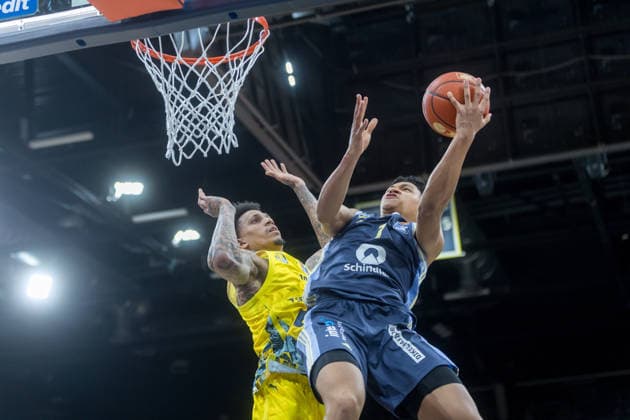 O1ldenburg, Niedersachsen, DEU, 04.01.2026, Jack Kayil (rechts, Alba Berlin) und Michale Kyser (links, EWE Baskets Oldenburg). EWE Baskets Oldenburg vs. Alba Berlin. Basketball. 1. Basketball-Bundesliga Saison 2025 2026, 14. Spieltag, Grosse EWE Arena. EWE Baskets Oldenburg vs. Alba Berlin
