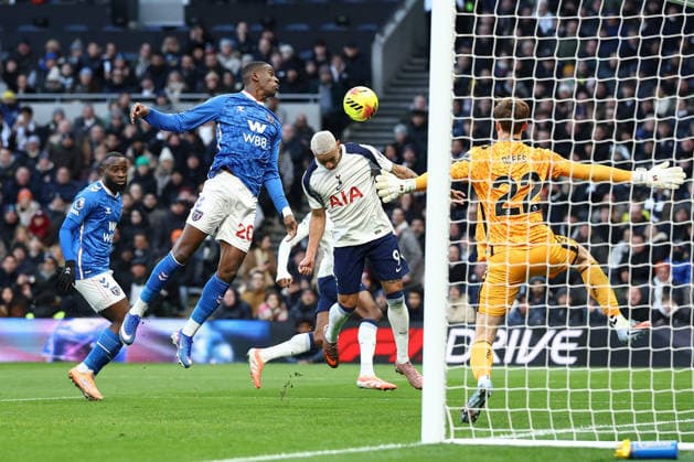 Tottenham Hotspur v Sunderland, Premier League Nordi Mukiele of Sunderland heads the ball away from the path of Richarlison of Tottenham Hotspur during the Tottenham Hotspur v Sunderland Premier League match at the Tottenham Hotspur Stadium, London, England on 4 January 2026 Credit: Ian Stephen Every Second Media Editorial use only. All images are copyright Every Second Media Limited. No images may be reproduced without prior permission. All rights reserved. Premier League and Football League images are subject to licensing agreements with Football DataCo Limited. see https: www.football-dataco.com Copyright: xIMAGO EveryxSecondxMediax ESM-1734-0010 IanxStephenx xEveryxSecondxMediax