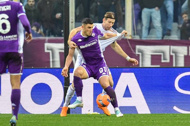 CALCIO - Serie A - ACF Fiorentina vs US Cremonese Roberto Piccoli (Fiorentina) thwarted by Federico Baschirotto (Cremonese) during ACF Fiorentina vs US Cremonese, Italian soccer Serie A match in Florence, Italy, January 04 2026 Florence Italy  Copyright: xIPAxSport ABACAx