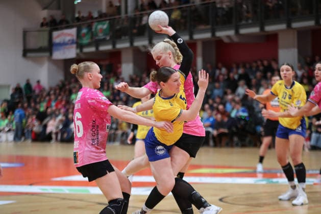Handball, 2. Alsco HBF: HC Leipzig - Füchse Berlin; 04.01.2026 Kim-Angelina Lang (5, HC Leipzig) setzt sich durch. 2. Alsco Handball Bundesliga Frauen, HBF, Saison 2025 2026, 12. Spieltag: HC Leipzig vs. Füchse Berlin am 04.01.2026 in der Sporthalle Brüderstraße Leipzig. Copyright: xBEAUTIFULxSPORTS JanxKaeferx