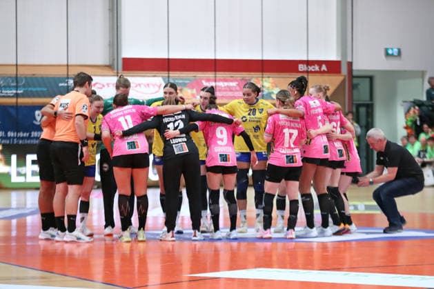 Handball, 2. Alsco HBF: HC Leipzig - Füchse Berlin; 04.01.2026 Beide Teams begrüßen sich auf dem Spielfeld. 2. Alsco Handball Bundesliga Frauen, HBF, Saison 2025 2026, 12. Spieltag: HC Leipzig vs. Füchse Berlin am 04.01.2026 in der Sporthalle Brüderstraße Leipzig. Copyright: xBEAUTIFULxSPORTS JanxKaeferx
