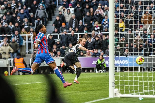 Premier League Newcastle United v Crystal Palace Anthony Gordon of Newcastle United puts the ball into the back of the net however his goal is disallowed for offside in the build up during the Premier League match Newcastle United vs Crystal Palace at St. James s Park, Newcastle, United Kingdom, 4th January 2026 (Photo by Alfie Cosgrove News Images) Newcastle St. James s Park Tyne and Wear United Kingdom Copyright: xAlfiexCosgrove NewsxImagesx