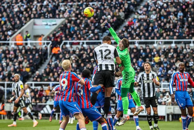 Premier League Newcastle United v Crystal Palace Crystal Palace goalkeeper Dean Henderson punches the ball clear from a corner during the Premier League match Newcastle United vs Crystal Palace at St. James s Park, Newcastle, United Kingdom, 4th January 2026 (Photo by Alfie Cosgrove News Images) Newcastle St. James s Park Tyne and Wear United Kingdom Copyright: xAlfiexCosgrove NewsxImagesx
