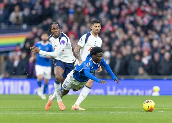 Tottenham Hotspur v Sunderland, Premier League, Football, Tottenham Hotspur Stadium, London, UK - 04 Jan 2026 Mathys Tel of Tottenham Hotspur tangles with Eliezer Mayenda of Sunderland London Tottenham Hotspur Stadium Tottenham GBR, UK NEWSPAPERS OUT Copyright: xEllixBirchx