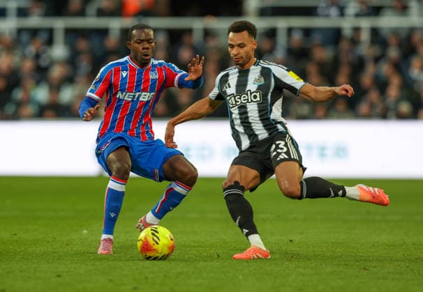 Newcastle Upon Tyne, England, 4th January 2026. Jacob Murphy (R) of Newcastle United in action with Tyrick Mitchell of Crystal Palace during the Newcastle United vs Crystal Palace Premier League match at St. James Park, Newcastle Upon Tyne. Picture credit should read: Nigel Roddis Sportimage EDITORIAL USE ONLY. No use with unauthorised audio, video, data, fixture lists, club league logos or live services. Online in-match use limited to 120 images, no video emulation. No use in betting, games or single club league player publications. SPI_022_NR_NEWC_CRYS SPI-4431-0022