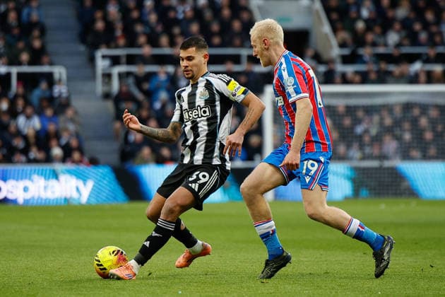 Newcastle United v Crystal Palace, Premier League Bruno Guimaraes of Newcastle United under pressure from Will Hughes of Crystal Palace during the Premier League match between Newcastle United and Crystal Palace at St. James s Park, Newcastle, UK on 4 January 2026. Newcastle St. James s Park Tyne and Wear UK Editorial use only DataCo restrictions apply See www.football-dataco.com , Copyright: xCraigxCowanx PSI-23512-0042
