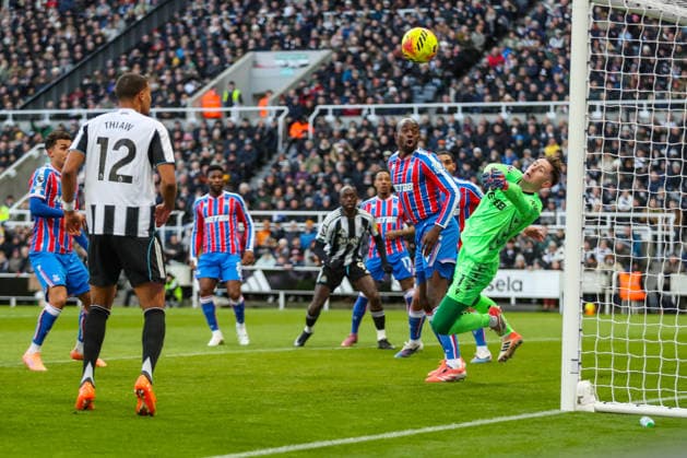 Newcastle United v Crystal Palace, Premier League Dean Henderson Of Crystal Palace makes a save during the Newcastle United v Crystal Palace Premier League match at St. James Park, Newcastle Upon Tyne, England on 4 January 2026 Credit: Lee Keuneke Every Second Media Editorial use only. All images are copyright Every Second Media Limited. No images may be reproduced without prior permission. All rights reserved. Premier League and Football League images are subject to licensing agreements with Football DataCo Limited. see https: www.football-dataco.com Copyright: xIMAGO EveryxSecondxMediax ESM-1735-0041 LeexKeunekex xEveryxSecondxMediax