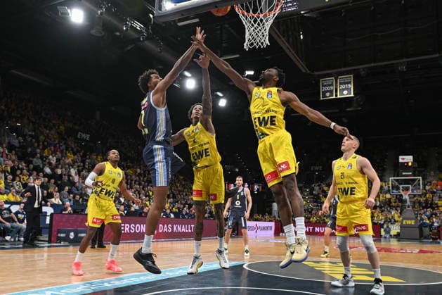 GER, Basketball, easy Credit- BBL, EWE Baskets Oldenburg vs ALBA Berlin 04.01.2026, EWE Arena, Oldenburg, GER, easy Credit-BBL, EWE Baskets Oldenburg vs ALBA Berlin, im Bild Michale KYSER ( EWE Baskets Oldenburg 12 ) Dakarai TUCKER ( EWE Baskets Oldenburg 7 ) EX-Oldenburger Norris AGBAKOKO ( ALBA Berlin 17 ) Seth HINRICHS ( EWE Baskets Oldenburg 21 ) James WOODARD ( EWE Baskets Oldenburg 10 )
