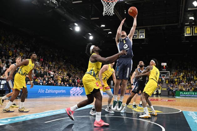 GER, Basketball, easy Credit- BBL, EWE Baskets Oldenburg vs ALBA Berlin 04.01.2026, EWE Arena, Oldenburg, GER, easy Credit-BBL, EWE Baskets Oldenburg vs ALBA Berlin, im Bild Malte DELOW( ALBA Berlin 6 ) Brain FOBBS ( EWE Baskets Oldenburg 4 )