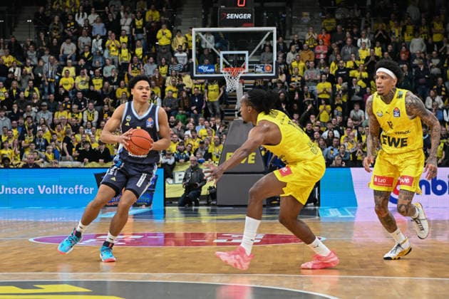 GER, Basketball, easy Credit- BBL, EWE Baskets Oldenburg vs ALBA Berlin 04.01.2026, EWE Arena, Oldenburg, GER, easy Credit-BBL, EWE Baskets Oldenburg vs ALBA Berlin, im Bild Jack KAYIL ( ALBA Berlin 7 ) James WOODARD ( EWE Baskets Oldenburg 10 ) Michale KYSER ( EWE Baskets Oldenburg 12 )