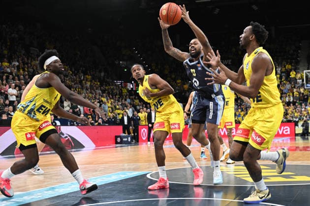 GER, Basketball, easy Credit- BBL, EWE Baskets Oldenburg vs ALBA Berlin 04.01.2026, EWE Arena, Oldenburg, GER, easy Credit-BBL, EWE Baskets Oldenburg vs ALBA Berlin, im Bild J wan ROBERTS ( ALBA Berlin 13 ) Brain FOBBS ( EWE Baskets Oldenburg 4 ) James WOODARD ( EWE Baskets Oldenburg 10 ) Dakarai TUCKER ( EWE Baskets Oldenburg 7 )