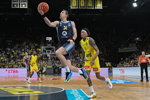 GER, Basketball, easy Credit- BBL, EWE Baskets Oldenburg vs ALBA Berlin 04.01.2026, EWE Arena, Oldenburg, GER, easy Credit-BBL, EWE Baskets Oldenburg vs ALBA Berlin, im Bild Justin BEAN ALBA Berlin 34 ) Michale KYSER ( EWE Baskets Oldenburg 12 )
