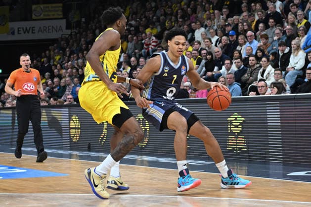 GER, Basketball, easy Credit- BBL, EWE Baskets Oldenburg vs ALBA Berlin 04.01.2026, EWE Arena, Oldenburg, GER, easy Credit-BBL, EWE Baskets Oldenburg vs ALBA Berlin, im Bild Jack KAYIL ( ALBA Berlin 7 ) Dakarai TUCKER ( EWE Baskets Oldenburg 7 )
