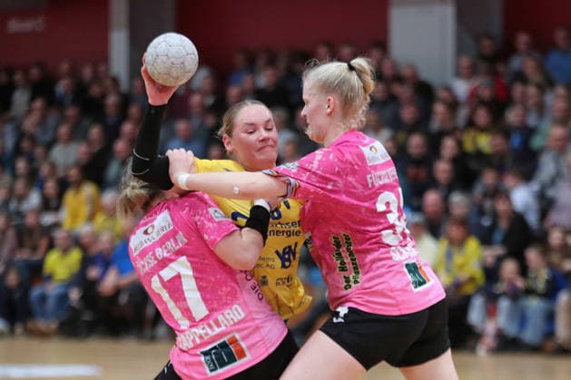 Handball, 2. Alsco HBF: HC Leipzig - Füchse Berlin; 04.01.2026 Lara Tauchmann (28, HC Leipzig) wird gestoppt. 2. Alsco Handball Bundesliga Frauen, HBF, Saison 2025 2026, 12. Spieltag: HC Leipzig vs. Füchse Berlin am 04.01.2026 in der Sporthalle Brüderstraße Leipzig. Copyright: xBEAUTIFULxSPORTS JanxKaeferx