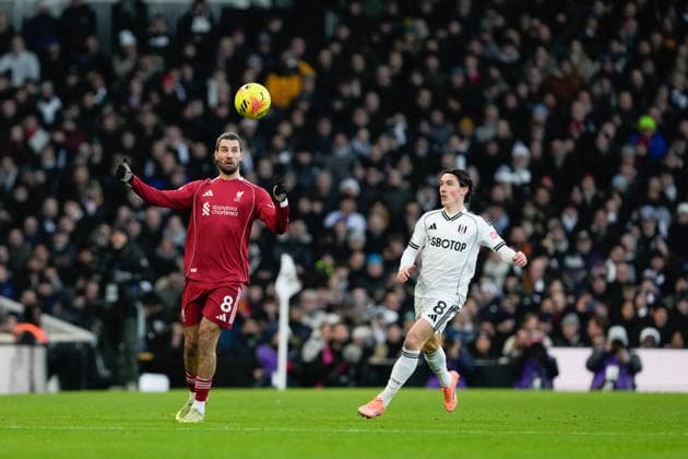 Fulham v Liverpool, Premier League Liverpool midfielder Dominik Szoboszlai (8) heads the ball during the Premier League match between Fulham and Liverpool at Craven Cottage, London, UK on 4 January 2026. London Craven Cottage Greater London UK Editorial use only DataCo restrictions apply See www.football-dataco.com , Copyright: xStephenxFlynnx PSI-23529-0027