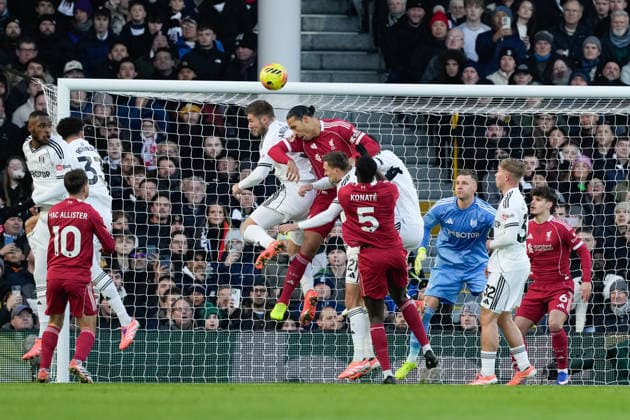 Fulham v Liverpool, Premier League Liverpool defender Virgil van Dijk (4) and Fulham defender Joachim Anderson (5) in an aerial battle during the Premier League match between Fulham and Liverpool at Craven Cottage, London, UK on 4 January 2026. London Craven Cottage Greater London UK Editorial use only DataCo restrictions apply See www.football-dataco.com , Copyright: xStephenxFlynnx PSI-23529-0029