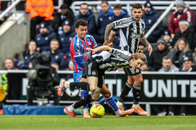 Premier League Newcastle United v Crystal Palace Anthony Gordon of Newcastle United is fouled by Brennan Johnson of Crystal Palace during the Premier League match Newcastle United vs Crystal Palace at St. James s Park, Newcastle, United Kingdom, 4th January 2026 (Photo by Alfie Cosgrove News Images) Newcastle St. James s Park Tyne and Wear United Kingdom Copyright: xAlfiexCosgrove NewsxImagesx