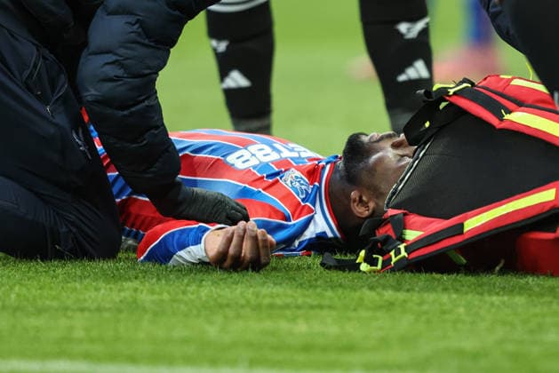 Premier League Newcastle United v Crystal Palace Jefferson Lerma of Crystal Palace receives treatment for an injury during the Premier League match Newcastle United vs Crystal Palace at St. James s Park, Newcastle, United Kingdom, 4th January 2026 (Photo by Alfie Cosgrove News Images) Newcastle St. James s Park Tyne and Wear United Kingdom Copyright: xAlfiexCosgrove NewsxImagesx