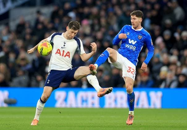 Trai Hume of Sunderland in action against Ben Davies of Tottenham Hotspur Tottenham Hotspur v Sunderland, Premier League, Football, Tottenham Hotspur Stadium, London, UK - 04 Jan 2026London Tottenham Hotspur Stadium United Kingdom EDITORIAL USE ONLY No use with unauthorised audio, video, data, fixture lists, club league logos or live services. Online in-match use limited to 120 images, no video emulation. No use in betting, games or single club league player publications. Copyright: xGeorgexTewkesbury Shutterstockx 16220535bc