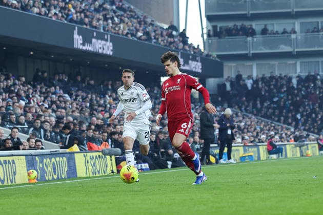 4th January 2026; Craven Cottage, Fulham, London, England; Premier League Football, Fulham versus Liverpool; Milos Kerkez of Liverpool under pressure from Timothy Castagne of Fulham  HenningxvonxJagow
