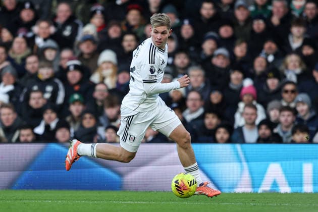 4th January 2026; Craven Cottage, Fulham, London, England; Premier League Football, Fulham versus Liverpool; Emile Smith Rowe of Fulham runs with the ball  HenningxvonxJagow