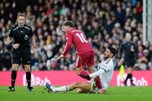 Fulham v Liverpool, Premier League Fulham forward Raul Jimenez (7) tackles Liverpool midfielder Alexis Mac Allister (10) during the Premier League match between Fulham and Liverpool at Craven Cottage, London, UK on 4 January 2026. London Craven Cottage Greater London UK Editorial use only DataCo restrictions apply See www.football-dataco.com , Copyright: xStephenxFlynnx PSI-23529-0038