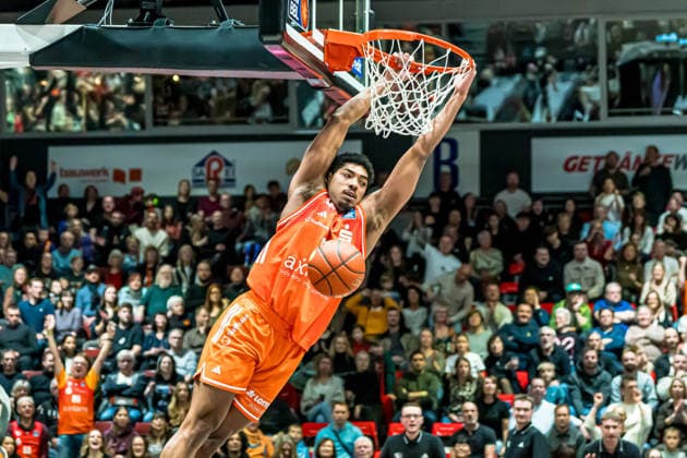 Chemnitz, Deutschland 04. Januar 2026: 1.BBL - 2025 2026 - Niners Chemnitz vs. Rasta Vechta Im Bild: Kostja Mushidi (99) mit einem Dunking hängt haengt am Korb Copyright: xFotostandx xNachtigallx