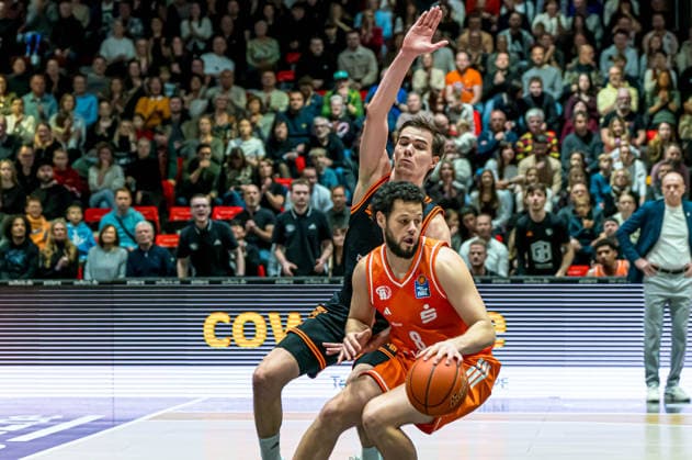 Chemnitz, Deutschland 04. Januar 2026: 1.BBL - 2025 2026 - Niners Chemnitz vs. Rasta Vechta Im Bild: v. li. im Zweikampf Joschka Ferner (Vechta) und Jordan Schakel (99) Copyright: xFotostandx xNachtigallx