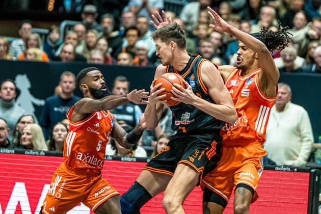 Chemnitz, Deutschland 04. Januar 2026: 1.BBL - 2025 2026 - Niners Chemnitz vs. Rasta Vechta Im Bild: v. li. im Zweikampf Corey Davis (99), Tibor Pleiß (Vechta) und Kevin Yebo (99) Copyright: xFotostandx xNachtigallx