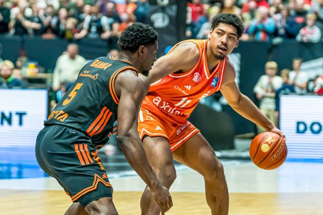 Chemnitz, Deutschland 04. Januar 2026: 1.BBL - 2025 2026 - Niners Chemnitz vs. Rasta Vechta Im Bild: v. li. im Zweikampf TJ Bamba (Vechta) und Kostja Mushidi (99) Copyright: xFotostandx xNachtigallx
