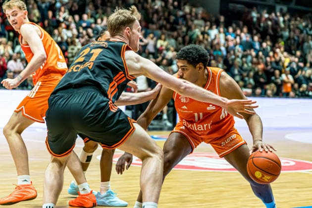 Chemnitz, Deutschland 04. Januar 2026: 1.BBL - 2025 2026 - Niners Chemnitz vs. Rasta Vechta Im Bild: v. li. im Zweikampf Lars Thiemann (Vechta) und Kostja Mushidi (99) Copyright: xFotostandx xNachtigallx