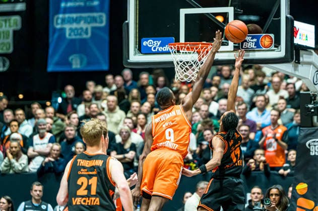 Chemnitz, Deutschland 04. Januar 2026: 1.BBL - 2025 2026 - Niners Chemnitz vs. Rasta Vechta Im Bild: v. li. im Zweikampf John Newman III (99) und Alonzo Verge Jr. (Vechta) Copyright: xFotostandx xNachtigallx