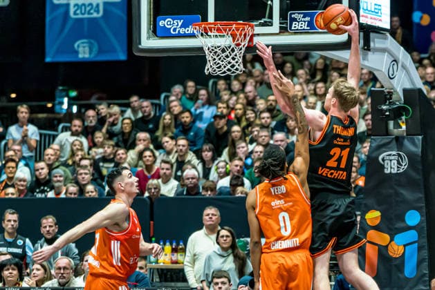 Chemnitz, Deutschland 04. Januar 2026: 1.BBL - 2025 2026 - Niners Chemnitz vs. Rasta Vechta Im Bild: v. li. im Zweikampf Kevin Yebo (99) und Lars Thiemann (Vechta) Copyright: xFotostandx xNachtigallx
