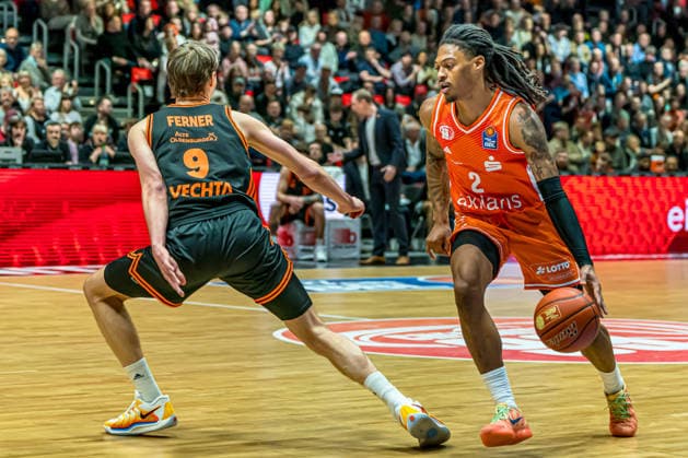 Chemnitz, Deutschland 04. Januar 2026: 1.BBL - 2025 2026 - Niners Chemnitz vs. Rasta Vechta Im Bild: Joschka Ferner (Vechta) und Nike Sibande (99) Copyright: xFotostandx xNachtigallx