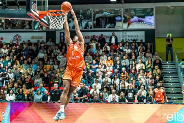 Chemnitz, Deutschland 04. Januar 2026: 1.BBL - 2025 2026 - Niners Chemnitz vs. Rasta Vechta Im Bild: Kostja Mushidi (99) mit einem Dunking Copyright: xFotostandx xNachtigallx