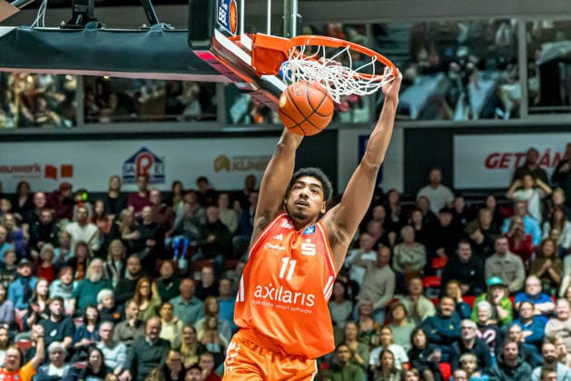 Chemnitz, Deutschland 04. Januar 2026: 1.BBL - 2025 2026 - Niners Chemnitz vs. Rasta Vechta Im Bild: Kostja Mushidi (99) mit einem Dunking Copyright: xFotostandx xNachtigallx